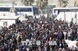 Syria: 2.000 người được sơ tán khỏi thành phố Harasta trong đợt đầu 